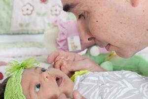 padre con il suo uno mese bambino ragazza foto