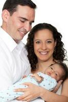 giovane genitori con loro uno mese bambino ragazza isolato su bianca sfondo foto