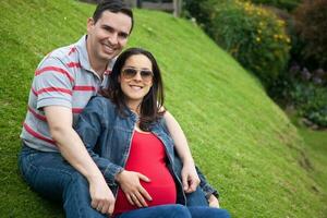 coppia in attesa per loro bambino - 38 settimane foto
