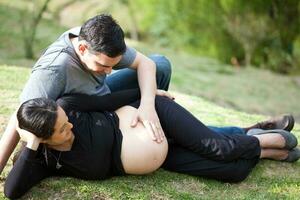 coppia in attesa per loro bambino - 38 settimane foto