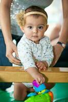 ritratto di un' bellissimo nove mesi bambino giocando con sua mamma. foto