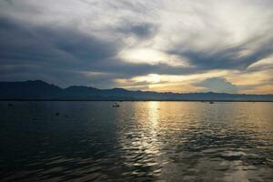 destinazione bellissimo crepuscolo di tramonto riflessa leggero su il acqua superficie nel il fiume. foto