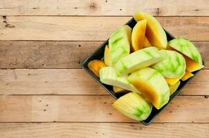 mango, maturo manghi pronto per mangiare su nero piatto su legnoso sfondo foto