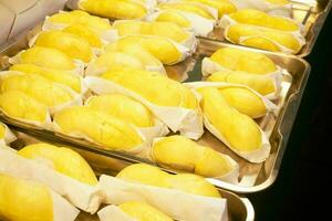 delizioso giallo durian su il bianca carta e pronto per mangiare foto