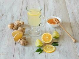 antivirale bevanda con Limone, miele e Zenzero radice, rafforzamento di immunità concetto foto
