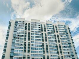 moderno bellissimo nuovo grattacielo Residenziale costruzione. colorato parete su il sfondo di blu cielo. copia spazio. foto