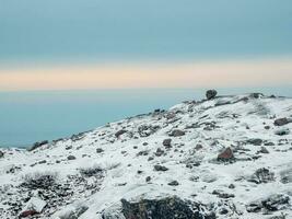 equilibratura roccia su il artico colline nel il sfondo di il polare cielo foto