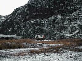 il russo urali trasporta su un' drop-off di turisti nel il artico tundra. foto