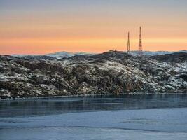 cellula torri nel il innevato colline nel tundra. bellissimo tramonto collinoso paesaggio di il artico. foto