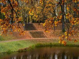 antico soleggiato autunno sera parco con un' grande pietra scala. foto