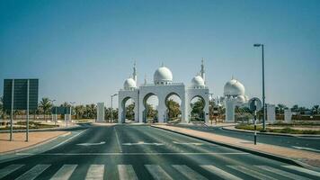 abu dhabi, vuoto strade nel il città centro. foto