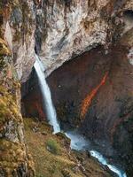 verticale paesaggio con bellissimo cascata. autunno cascata nel il jila-su foto