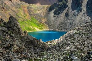 un' chiaro alta altitudine blu lago nel il montagne. kurai cresta. foto