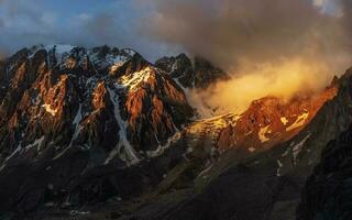 maestoso ghiacciaio è illuminato di il luminosa d'oro sera sole. panoramico Visualizza. altai montagne. foto