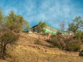 verde Casa su il superiore di un' montagna. ospite Casa foto