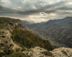 bellissimo panoramico paesaggio su il piovoso alto altopiano. foto