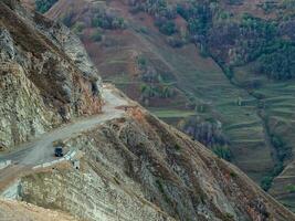 pericoloso stretto scogliera montagna strada. foto