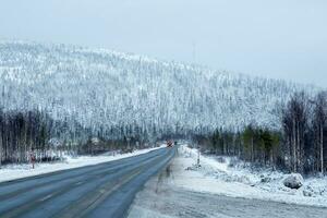 neve passaggio. inverno artico strada attraverso il colline foto