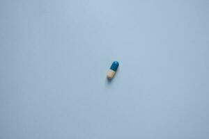 pillola capsula su un' blu sfondo, farmaco, medico lavoratori giorno, medico cura, bandiera per il ospedale foto