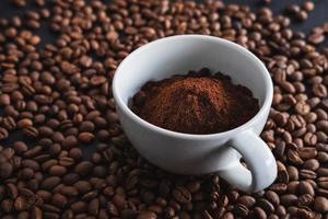 polvere di caffè in una tazza di caffè