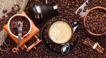 tazza di caffè nero, caffè macinato foto