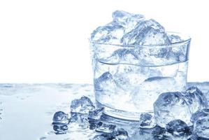 acqua con cubetti di ghiaccio in vetro foto