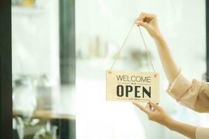 giovane attività commerciale proprietario Aperto il caffè negozio. foto