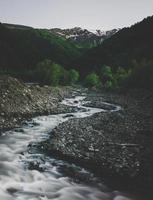 vista sul fiume e sulle montagne foto