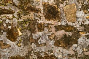 antico pietra parete frammento. astratto Esposto alle intemperie sfondo. foto