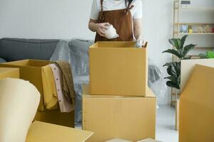 moderno femmina persone nel in movimento casa appartamento tempo libero interno attività solo. foto