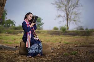 femmina tailandese nel campo di riso e cottage, attività di stile di vita del coltivatore di concetto foto