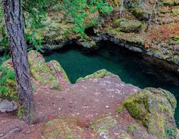 novembre lungo il fiume breitenbush vicino a detroit, o foto