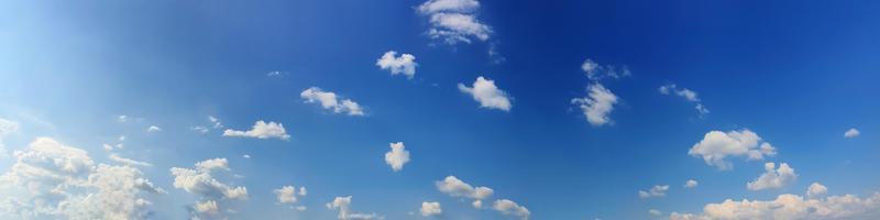 panorama cielo con nuvole in una giornata di sole. bella nuvola di cirri. foto