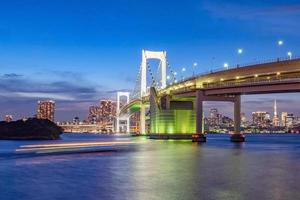 vista panoramica della skyline di tokyo in serata. foto