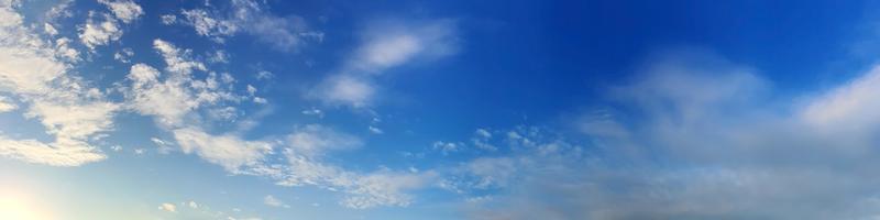 cielo di panorama con bella nuvola in una giornata di sole