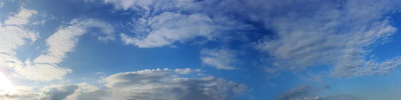 panorama cielo con nuvole in una giornata di sole