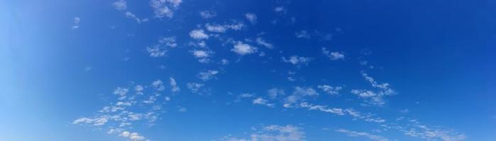 panorama cielo con nuvole in una giornata di sole