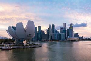 scena crepuscolare dell'orizzonte del quartiere degli affari di singapore a marina bay.