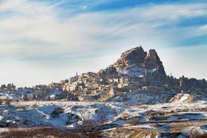 castello di uchisar in inverno, cappadocia, goreme, turchia. foto