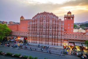 hawa mahal la sera, jaipur, rajasthan, india. un patrimonio mondiale dell'unesco. bellissimo elemento architettonico della finestra. foto