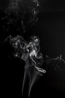 fumo astratto da incane su sfondo nero assomiglia alla ragazza che balla. foto
