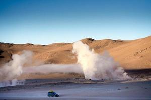 paesaggio desertico boiviano sole con enormi geyser fumanti foto