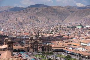 cuzco perù panorama della città con la piazza principale plaza de armas foto