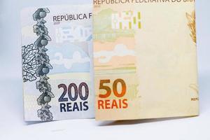 banconote da duecentocinquanta reais, per un totale di duecentocinquanta. importo previsto per gli aiuti di emergenza in Brasile nel 2021. foto