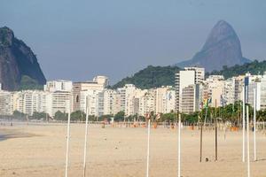 spiaggia di copacabana vuota durante la seconda ondata di coronavirus a rio de janeiro. foto