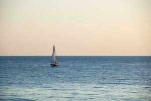 barca a vela in mare al tramonto. mar Nero. foto