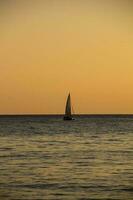 barca a vela in mare al tramonto. mar Nero. foto