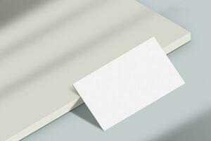 realistico attività commerciale carta modello. semplice vuoto attività commerciale carta su un elegante leggero sfondo. attività commerciale carta finto su con ombra copertura effetto foto