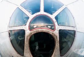 cabina di pilotaggio di un vecchio aeroplano da vicino