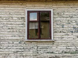 pareti e finestra di una vecchia casa in legno abbandonata in Ucraina foto